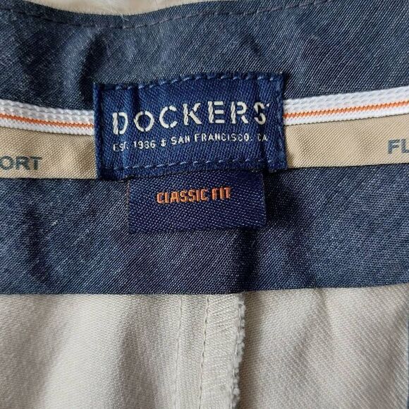 Dockers Classic Fit Khaki Pants 33x32 - Picture 6 of 9